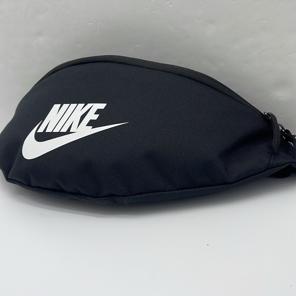 Nike Black White Belt Bag Nike Heritage Waistpack (3L) & Fanny Pack
Black 
NWT